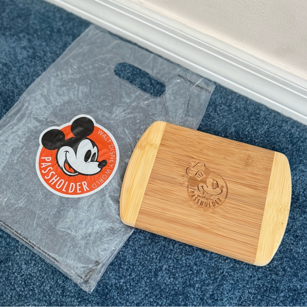 DISNEY | Annual Passholder perk Mickey Mouse cutting board and clear bag - NEW